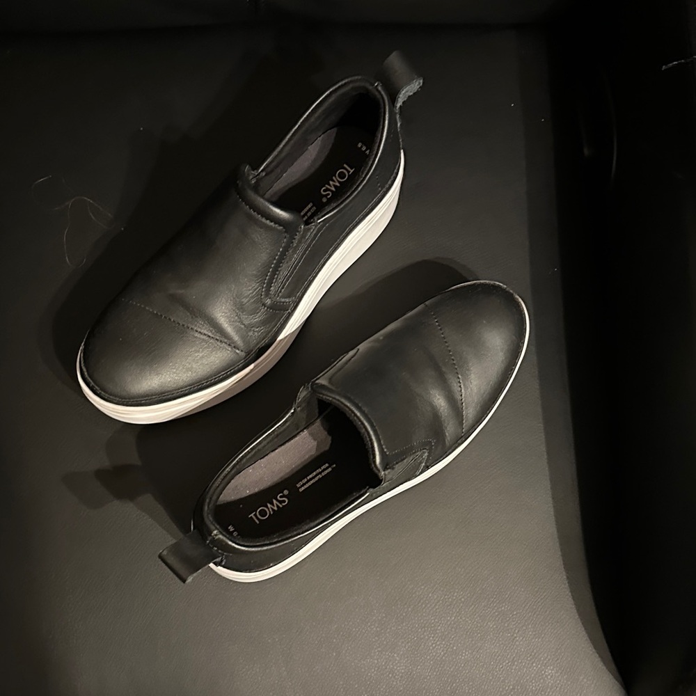 TOMS Womens Black Leather Slip-Ons